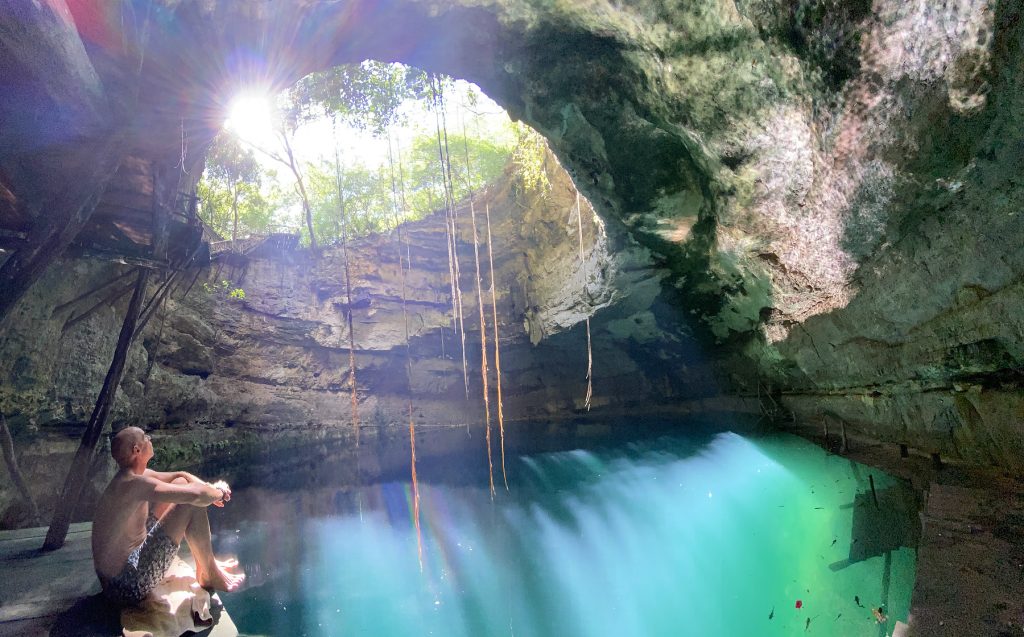 Una impresionante cueva, cenote en yucatan aguas turquesa espiritu abierto foto por maria del sol tamargo